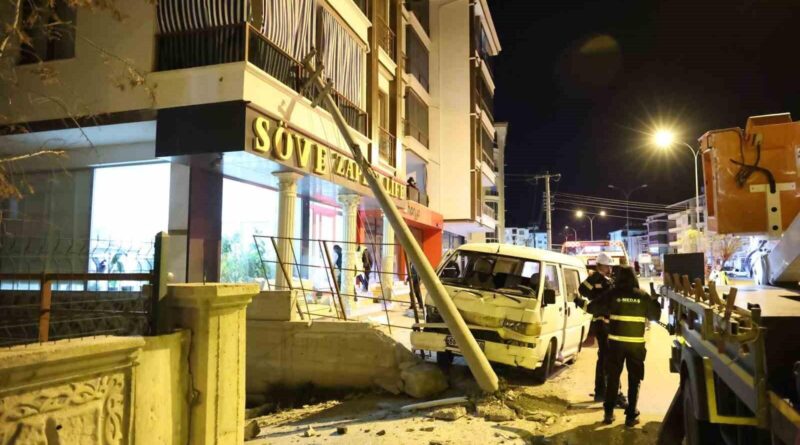 Aksaray'da Kontrolü Kaybeden Minibüs Elektrik Direğine Çarptı, 3 Yaralı 1