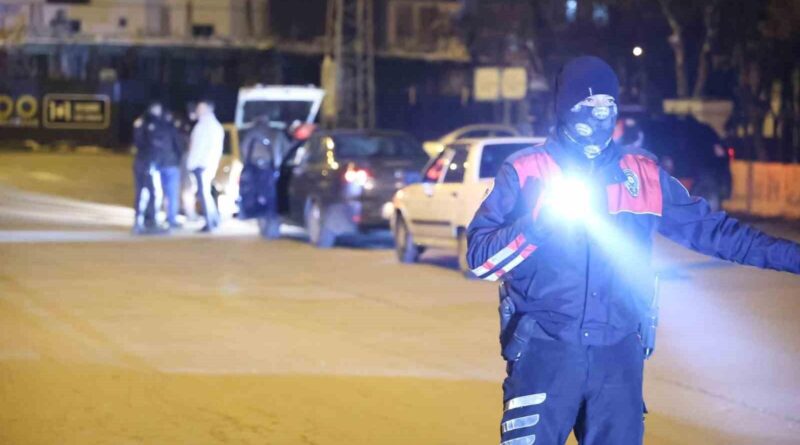 Aksaray'da Polis ve Bekçiler Gece Boya Şok Uygulaması Yaparak Araçları ve Sürücüleri Sorguya Attı 1