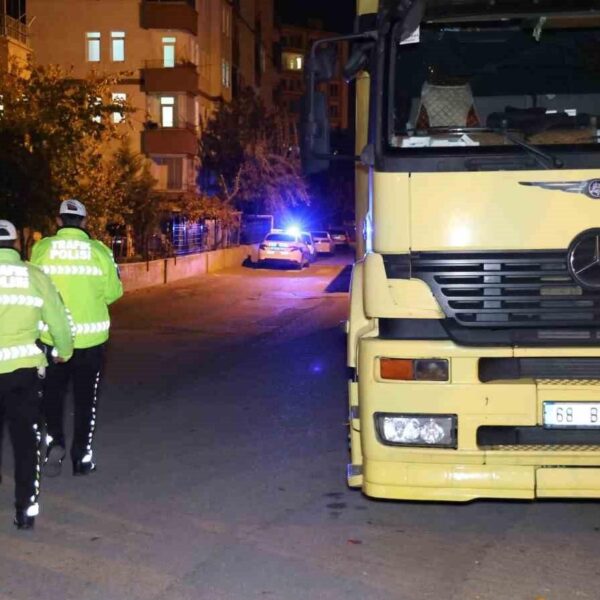 Aksaray'da şehir içine park eden araçlara ceza yazılıyor.-2