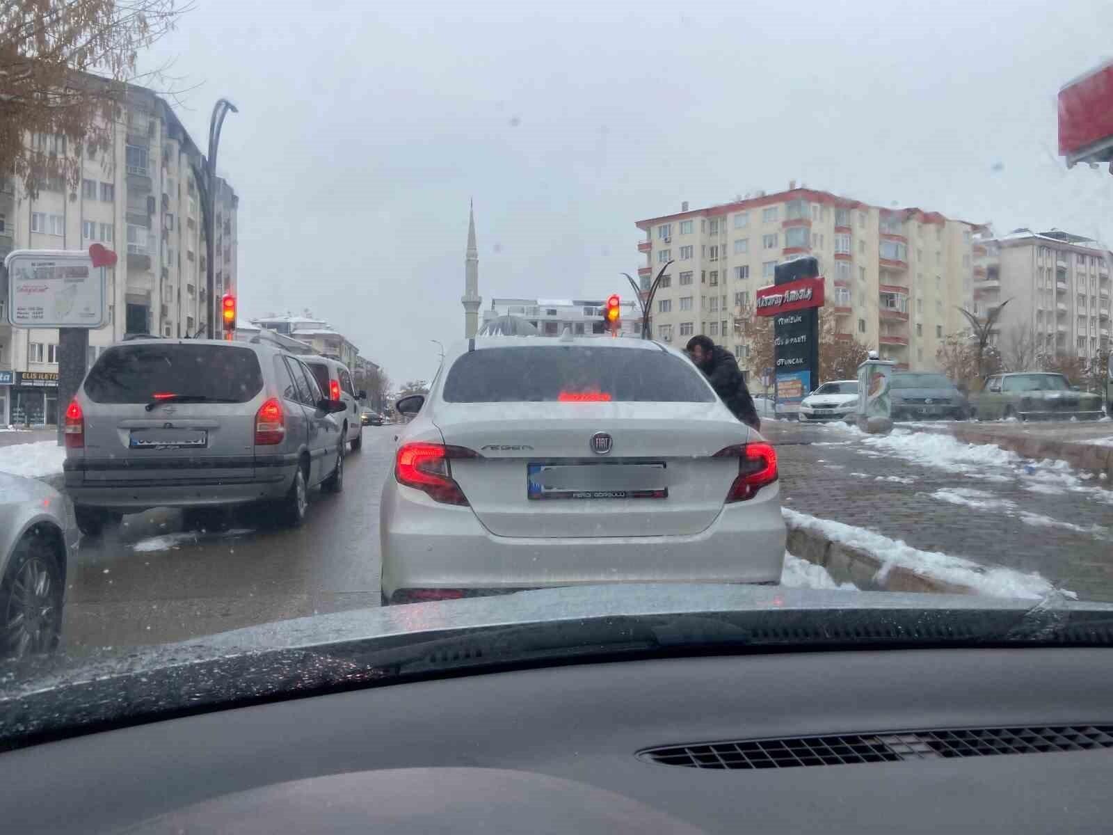 Aksaray’da Trafik Işıklarında Para İsteyen Şahıslar Vatandaşları Tedirgin Ediyor