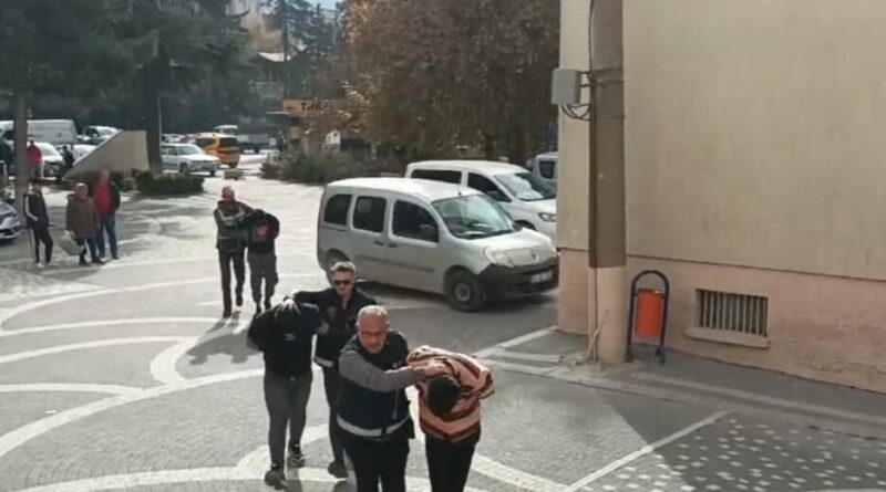 Akşehir'de Polise Kaçan Araçta Sentetik Uyuşturucu Ele Getirildi. H.T., M.K. ve B.S. Tutuklandı 1