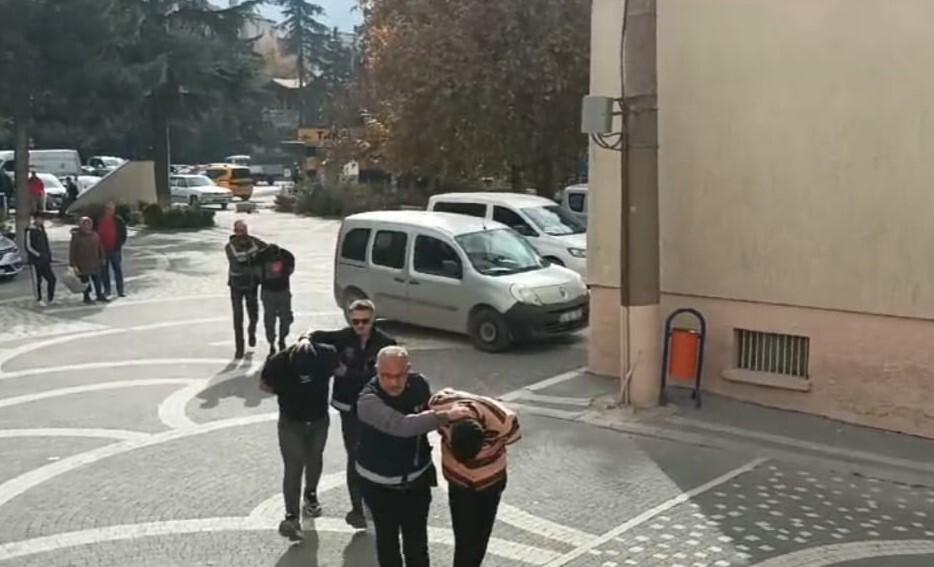 Akşehir’de Polise Kaçan Araçta Sentetik Uyuşturucu Ele Getirildi. H.T., M.K. ve B.S. Tutuklandı