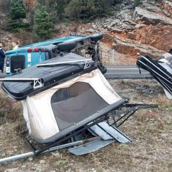 Akseki'de karavan minibüsü kontrolden çıkarak devrildi-4