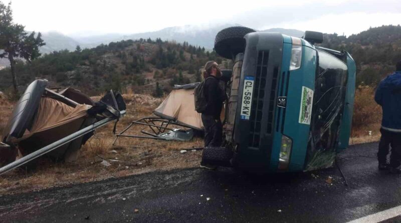 Akseki'nde Karavan Minibüsü Devrildi - Yabancı Uyruklu Sürücü Yaralandı 1