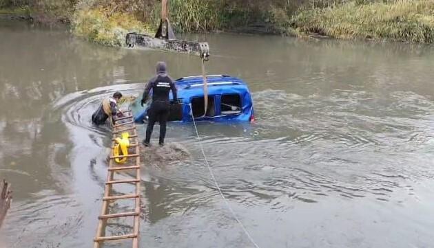 Amasya’da Yeşilırmak’ta Sürünen Araç Kıyıya Çıkarıldı