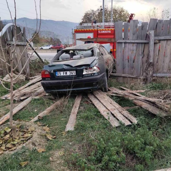 Amasya’da otomobil takla attı: 4 yaralı
-10