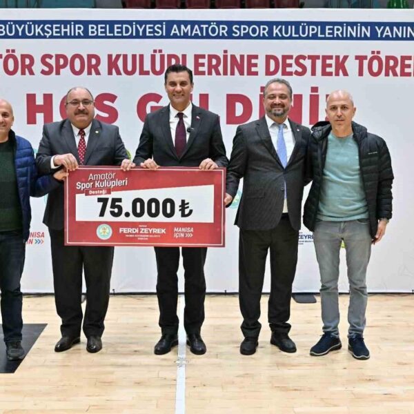 Amatör spor kulüplerine destek veren Manisa Büyükşehir Belediye Başkanı Mimar Ferdi Zeyrek ile kulüp başkanları.-4