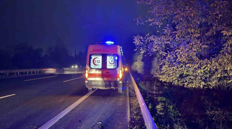 Anadolu Otoyolu Sakarya'da Şarampole Yuvarlanan Otomobilde 2 Kişi Yaralı 1