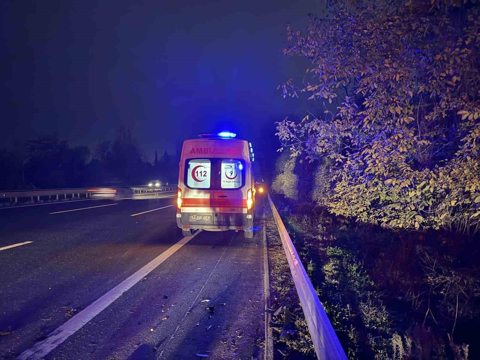 Anadolu Otoyolu Sakarya’da Şarampole Yuvarlanan Otomobilde 2 Kişi Yaralı