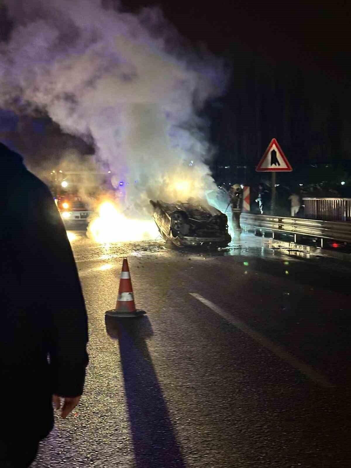 Ankara Çankırı Bulvarı Büğdüz Köprüsü’nde Gece Kayalığa Çarpan Araçta İki Kişiyi Ağır Yanışa Maruz Koydu