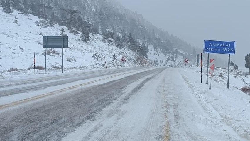 Antalya’da Alacabel’de yılın ilk karı yağdı