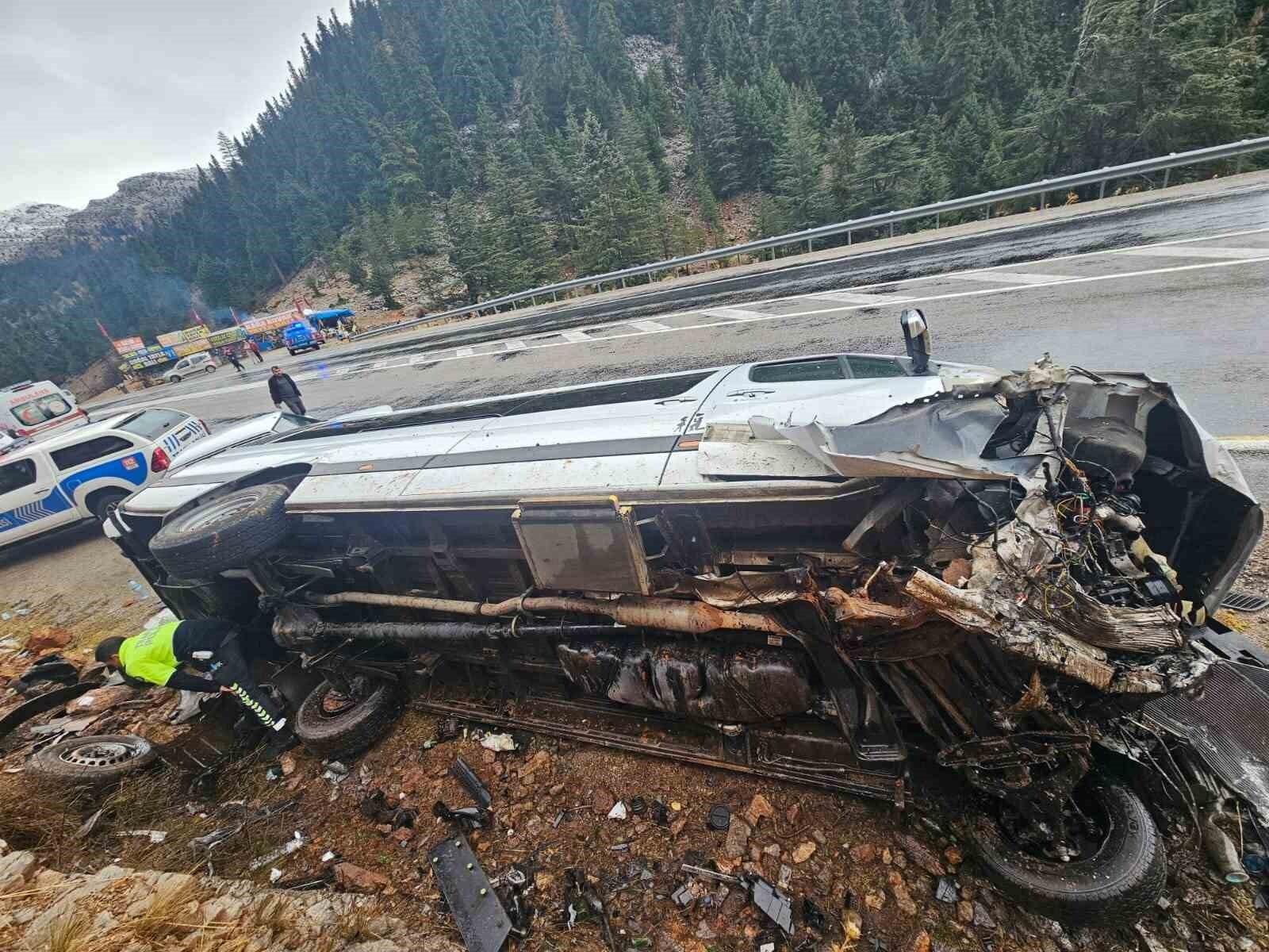 Antalya’da yağışlı havada minibüs devrildi 9 kişi yaralandı