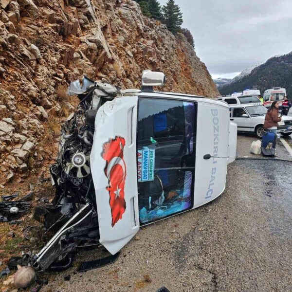 Antalya'da yazlık yolunda mini bus kazası-2