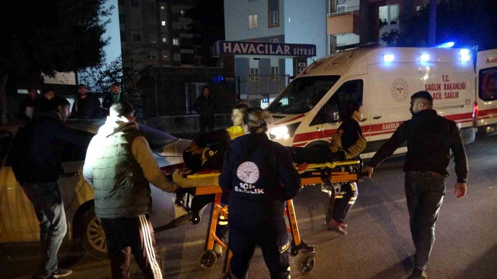 Antalya Muratpaşa’da Yaya Geçidine Beklerken Kazaya Giren Ford Sahibi Vatandaşlarin Yardımıyla Hastaneye Kaldırıldı