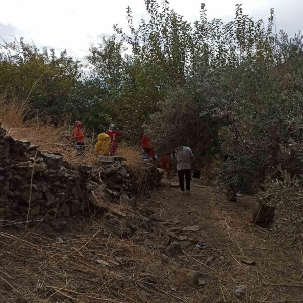 Arama ekipleri makineleriyle ve drone'larla Makbule Sertbaş'ı bulmak için çalışıyorlar.-1