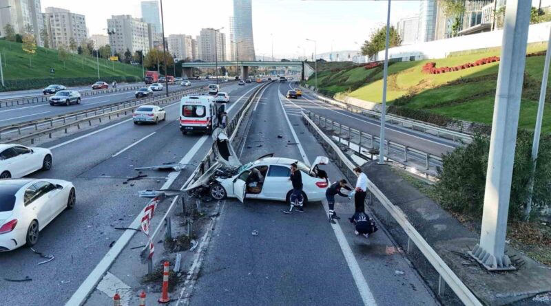 Ataşehir’de kontrolden çıkan otomobil refüje çarptı 1 yaralı var 1