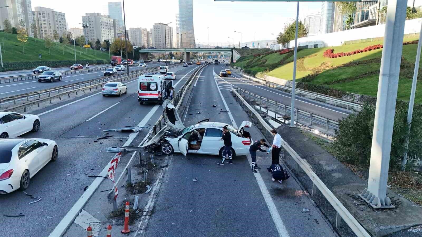 Ataşehir’de Mercedes Sürücüsünün Kontrolü Kaybedip Refüje Çarpması