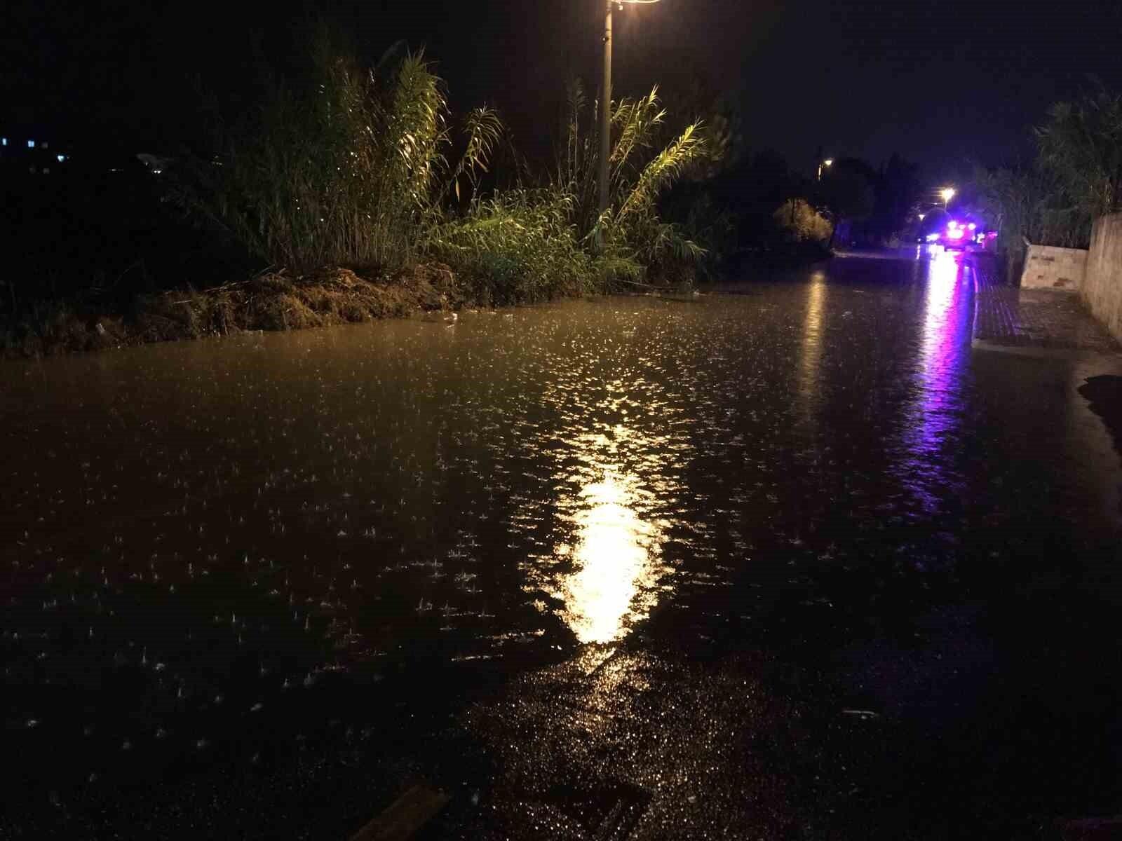 Aydın’ın İncirliova’da Yağışlar Sonucu Yollar Sular Altında, Evleri Su Bastı