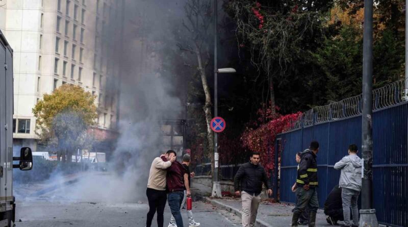 Bahçelievler'de Kamyonet Yangını Sonrası Sürücü Sinir Krizi 1