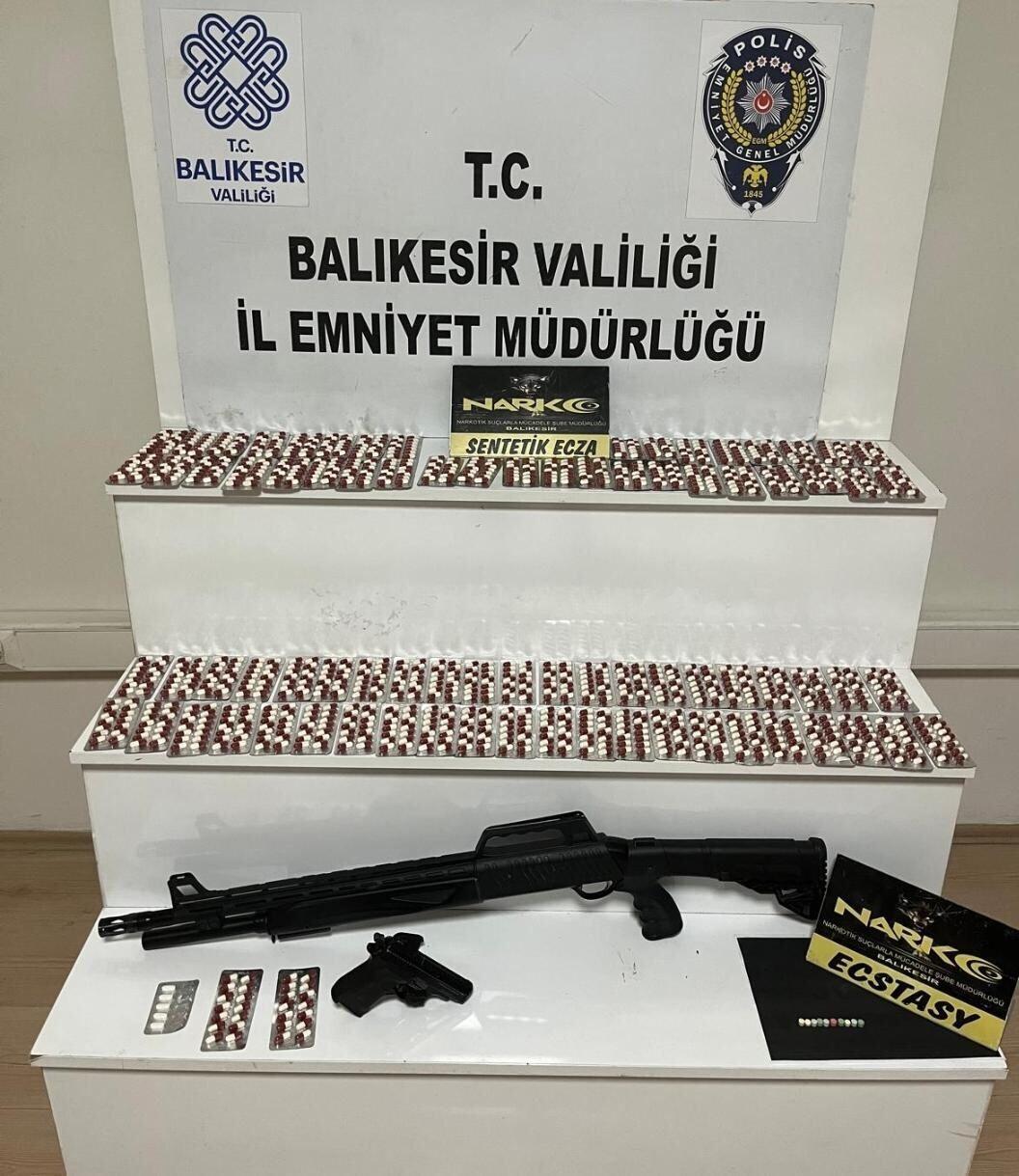 Balıkesir’de Polis Operasyonunda 1151 Sentetik Ecza Hapı Ele Getirildi