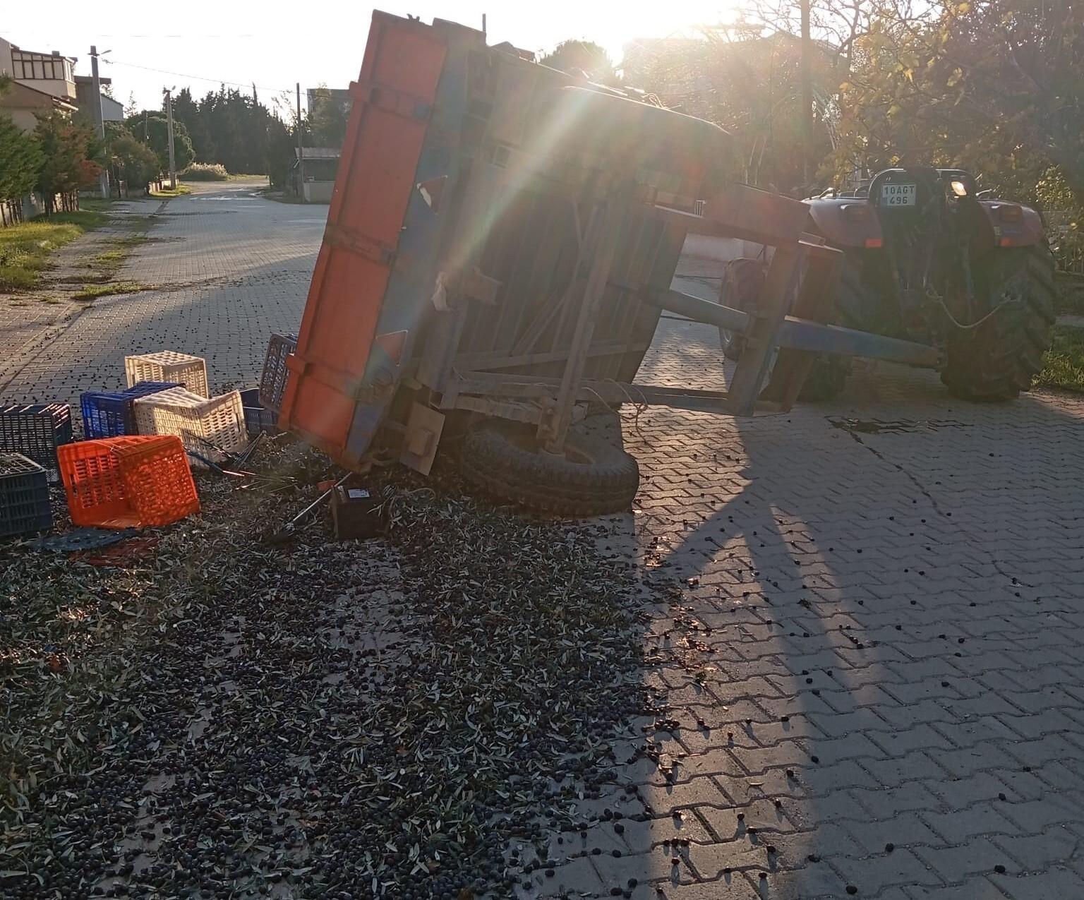 Balıkesir’de Zeytin Yüklü Traktörün Devirmesi Sonucu 5 Kişi Yaralandı