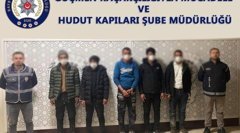 Bayburt'ta Göçmen Kaçakçıları Yakalanıp Tutuklandı: 11 Düzensiz Göçmen Deport Edilecek 1