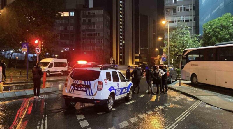 Beşiktaş'ta İsrail Konsolosluğu önünde protesto eden şahıs özel harekat polislerinin operasyonu sonrası teslim oldu 1