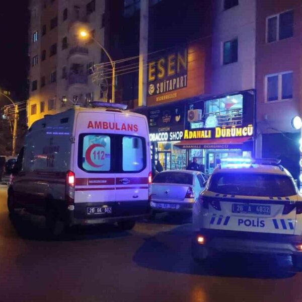 Bıçakla yaralanan market çalışanı ve darp edilen arkadaşlarının sağlık ekiplerine teslim edilmesi-2