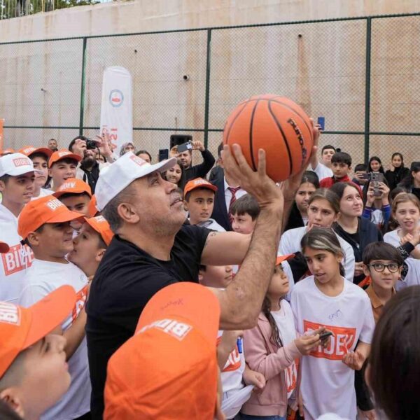 BİDEV ve Ahbap Derneği, Adıyaman'daki okullara basketbol sahası armağan etti.-1