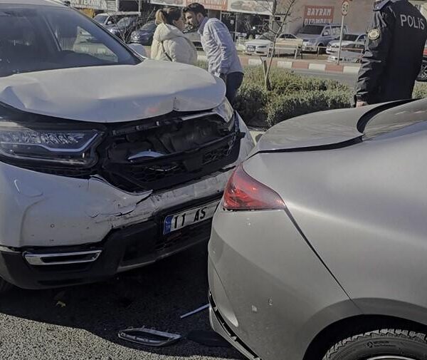 Bilecik’te otomobilin çarptığı yaşlı kadın bir yana, elindeki çantası bir yana savrulurken, kadın hayatını kaybetti
-10