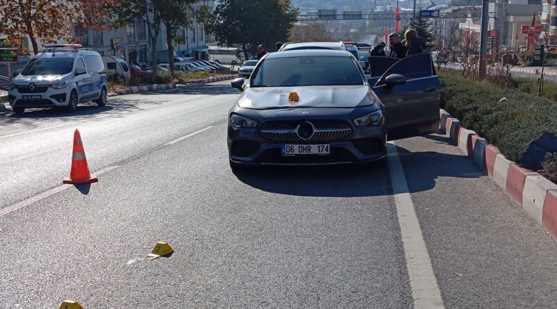 Bilecik’te otomobilin çarptığı yaşlı kadın bir yana, elindeki çantası bir yana savrulurken, kadın hayatını kaybetti 1