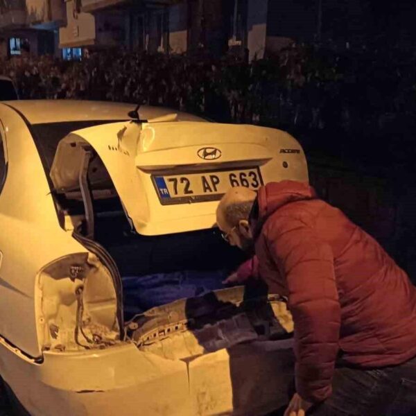 Bir otomobilin kontrolden çıkması sonucu motosiklete ve park halindeki araca çarpması-7