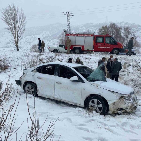 Bitlis Tatvan'da kontrolden çıkan otomobilin şarampole yuvarlanması-1