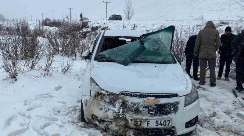 Bitlis Tatvan İllinde Kar Nedeniyle Çıkan Otomobilin Şarampole Yuvarlanması Sonucu 4 Kişiyi Yasalandı 1