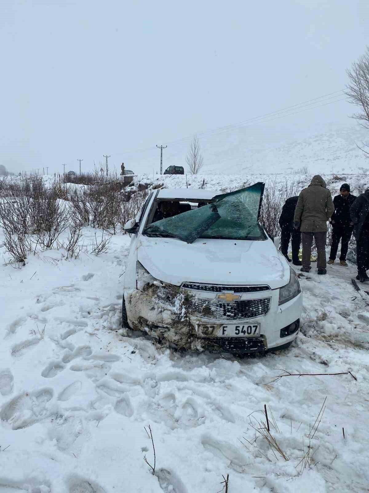 Bitlis Tatvan İllinde Kar Nedeniyle Çıkan Otomobilin Şarampole Yuvarlanması Sonucu 4 Kişiyi Yasalandı