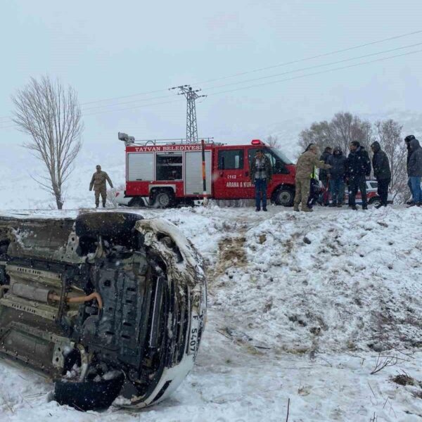 Bitlis'teki olay yerinde çalışan sağlık ekipleri-3