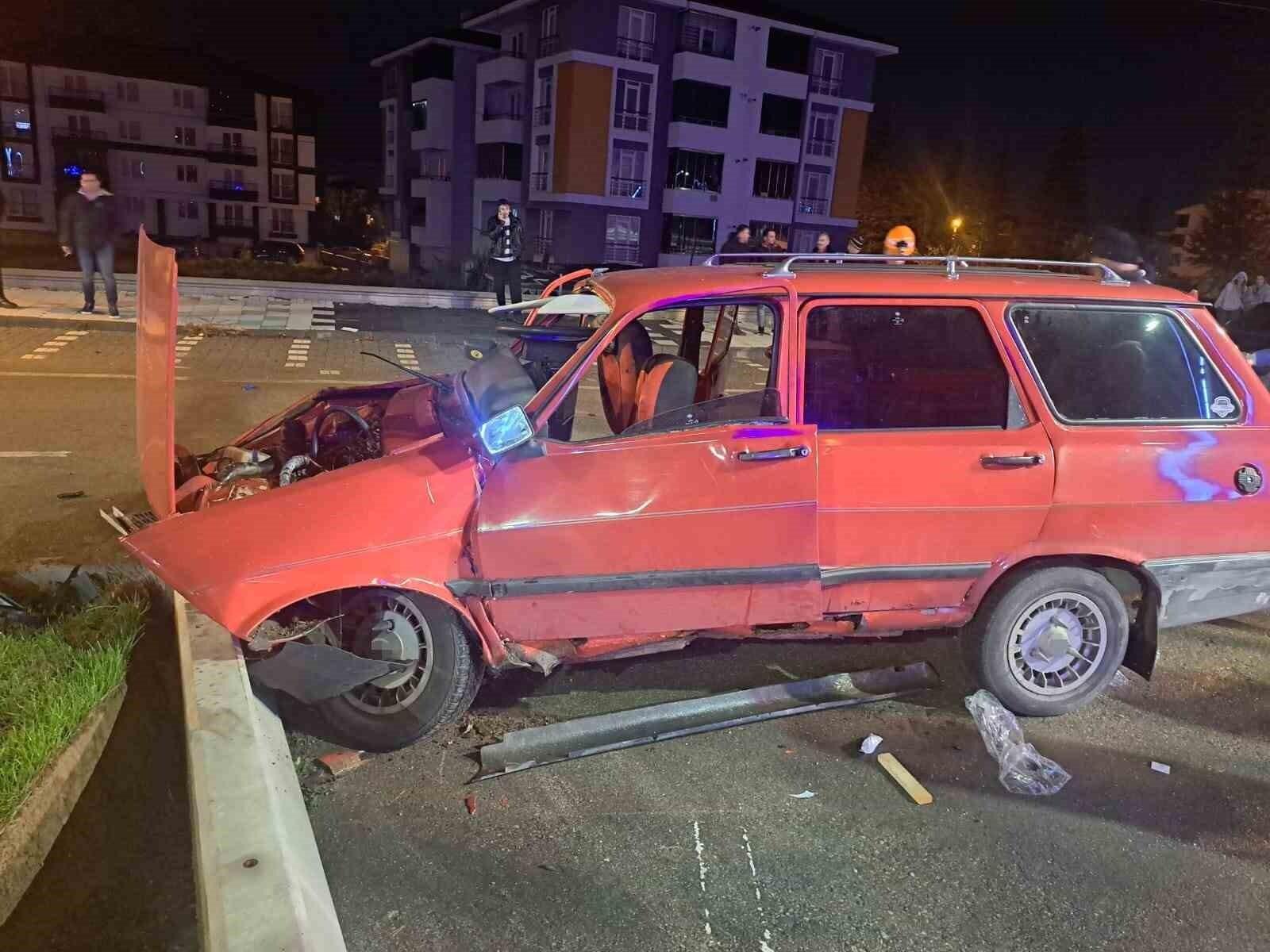 Bolu’da Sürücünün Direksiyon Hakimiyetini Kaybetmesi Sonucu Kaza, Yolcu Yaralandı