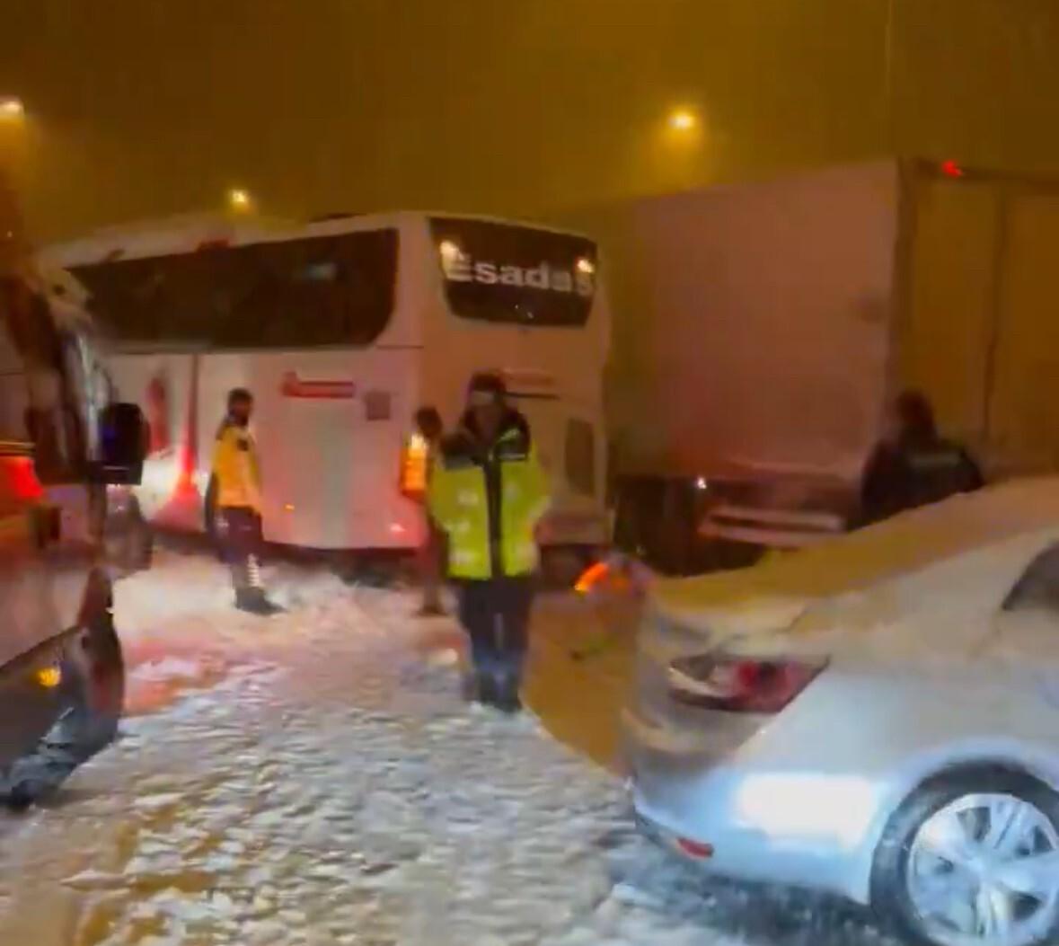 Bolu Dağı’nda TEM Otoyolu İstanbul İstiqametine Ulaşım Kapandı