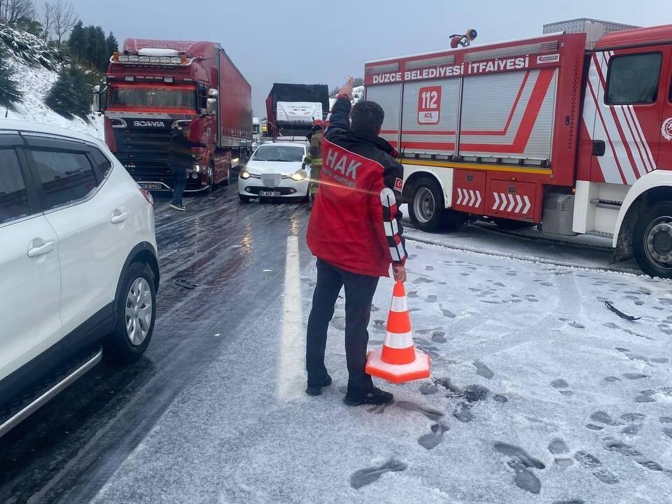 Bolu Tüneli’nde Trafik Kazasında Van Hak Arama Kurtarma Ekibi İlk Yardım Sağladı