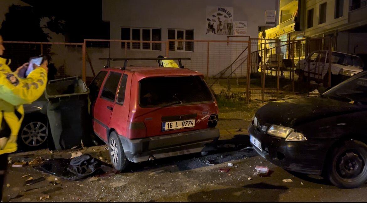 Bursa’da kontrolsüz otomobil kazaya karıştı, sürücü kaçtı