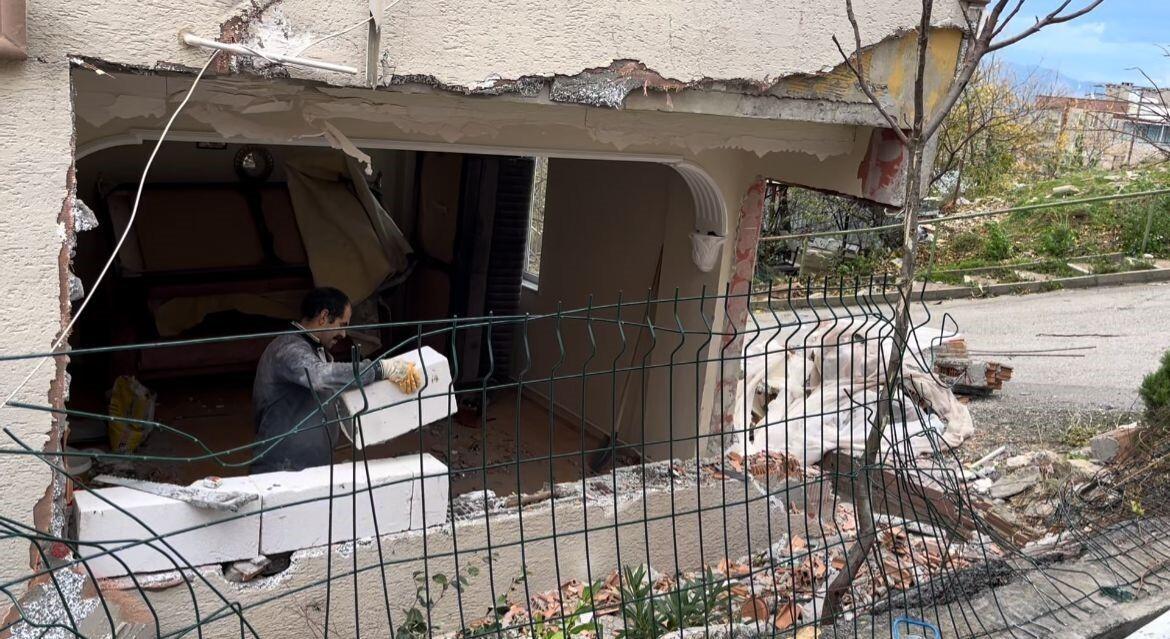 Bursa’da Lodos Kamyonet Salona Çarpıp Evin İçine Girdi