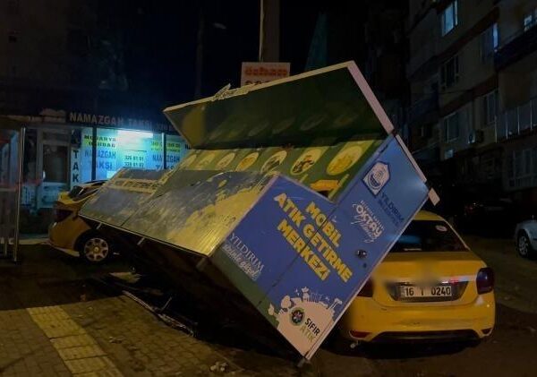 Bursa'da lodosun etkilerinden biri atık giysi dolabının taksiyi devrilip üzerine düşmesidir-5