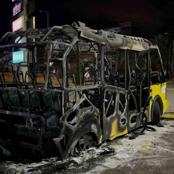 Bursa'da Midibüs Alev Alıyor-1