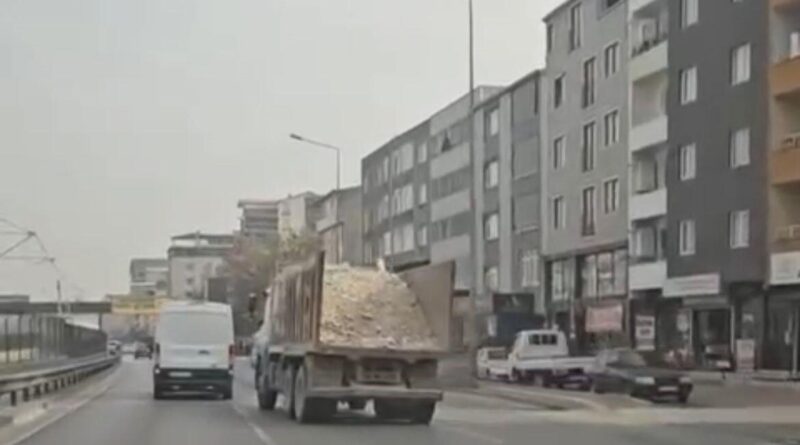 Bursa'da Moloz Taşıyan Kamyon Tehlikeli Bir Marş 1