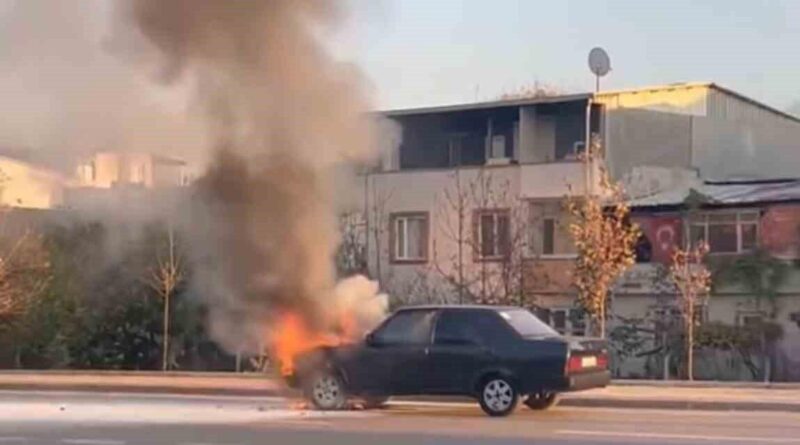 Bursa Merkez Osmangazi İlçesinde Seyir Halindeki Tofaş Şahin Otomobil Motor Kısmından Alev Aldı 1