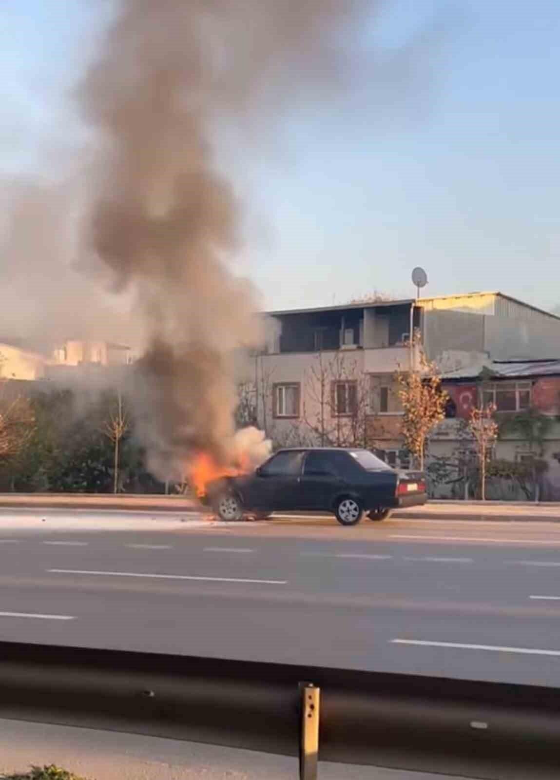 Bursa Merkez Osmangazi İlçesinde Seyir Halindeki Tofaş Şahin Otomobil Motor Kısmından Alev Aldı