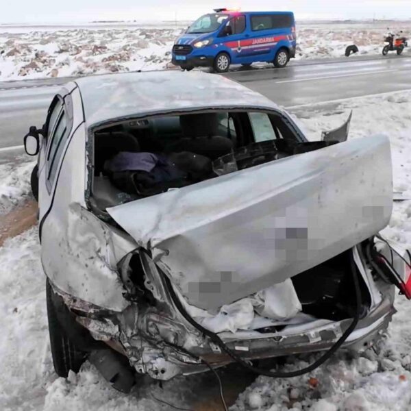 Buzlanan yolda kontrol kaybeden otomobilin otobüse çarpması-1