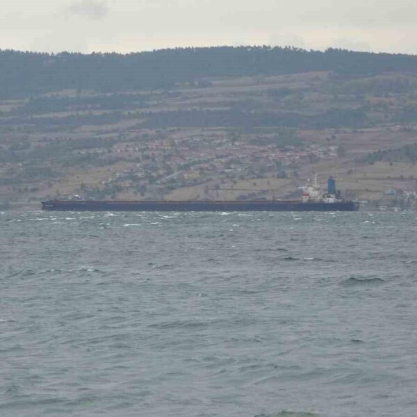 Çanakkale Boğazı'nda makine arızası geçirdiği için 'Capt Natura' gemisi-2