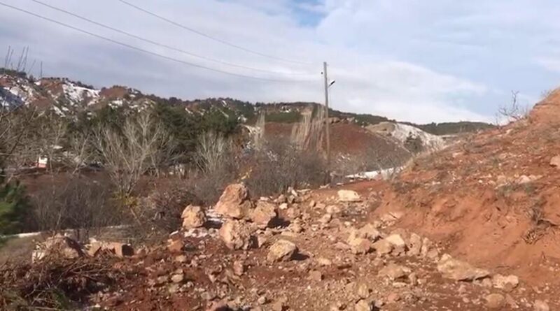 Çankırı Yapraklı Yakadere köy yolu heyelan nedeniyle ulaşıma kapandı 1