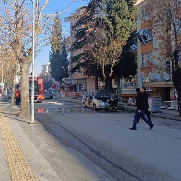 Çorum'da meydana gelen olay yerinde yangın söndürüldüğü sırada polis ve itfaiye ekipleri-1